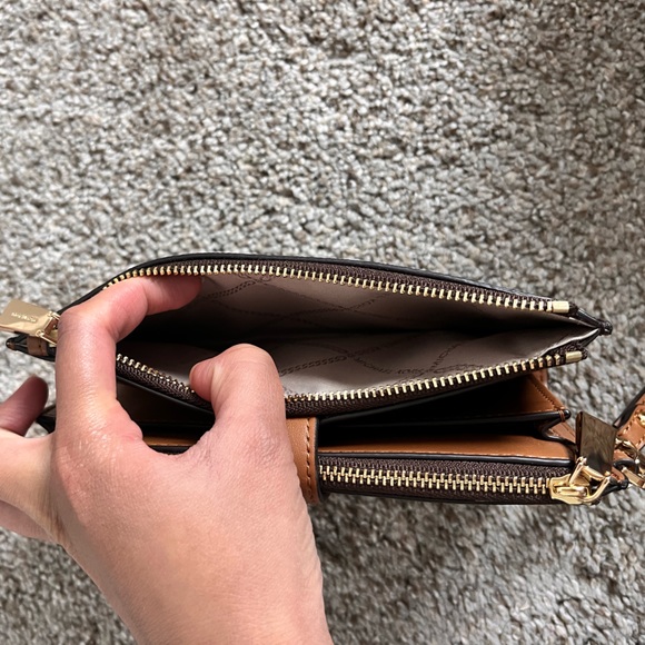 Michael Kors Monogram Wallet/Wristlet/Phone pouch - Picture 11 of 11